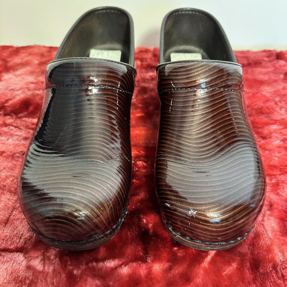 Dansko Pro XP Slip Resistant Clog Swirl Patent Leather Size  40 Unique 9/9.5